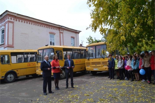 Оснащены системой ГЛОНАСС. Три районных школы получили от области 3 автобуса