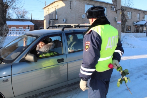 Ответственные за праздничный настрой: на улицах Верхнеуральска дежурил цветочный патруль